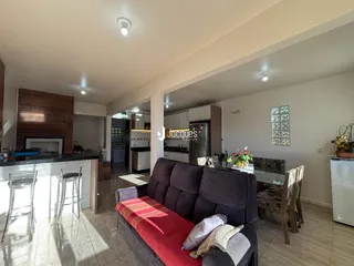Sala de estar e jantar de um imóvel em Lajeado, Brasil.