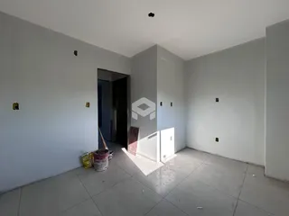 Foto de um cômodo interno vazio em uma residência.