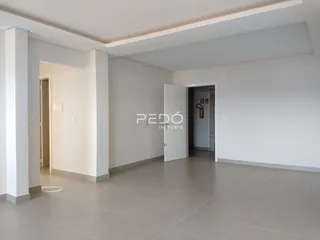 Hall de entrada com paredes brancas e piso claro.