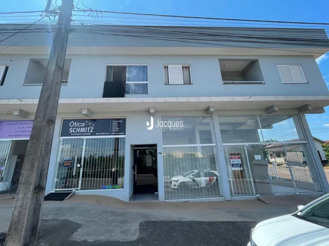 Fachada de um imóvel residencial em Lajeado, Brasil, com vitrines comerciais na frente.