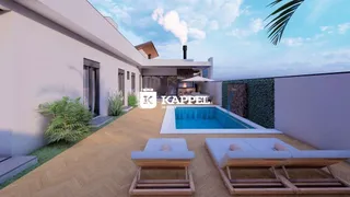 Foto da área externa com piscina e deck de madeira em Lajeado.