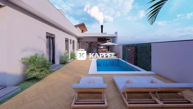 Foto da área externa com piscina e deck de madeira em Lajeado.