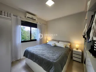 Quarto com cama e janela em um imóvel.