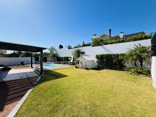 Vista do quintal com gramado e piscina em Lajeado, Brasil.