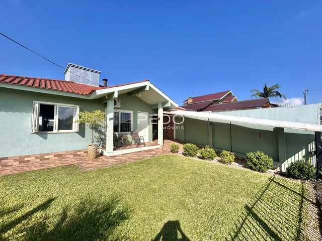 Fachada de uma casa em Lajeado, Brasil, com jardim gramado.