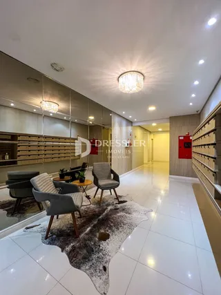 Sala de estar com piso branco e móveis modernos.