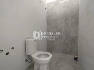 Foto de um banheiro interno mostrando o vaso sanitário.