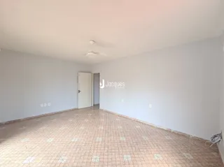 Imagem de um cômodo interno com piso de cerâmica.