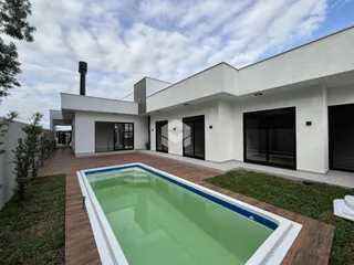 Fachada de uma residência com piscina e deck em Lajeado, Brasil.