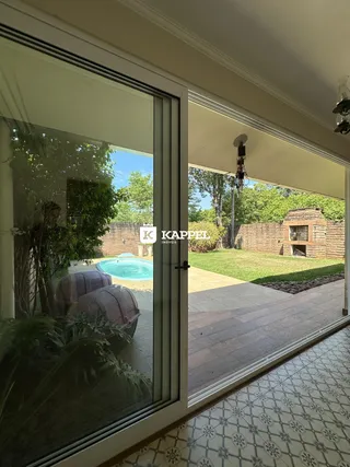 Foto de uma área externa com piscina e jardim.
