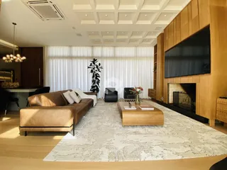Sala de estar moderna com sofá e lareira em um imóvel no Brasil.