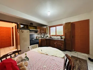 Quarto com cama e armários de madeira em uma residência.