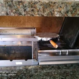 Detalhe de um equipamento de aço inoxidável em uma foto de listagem imobiliária.