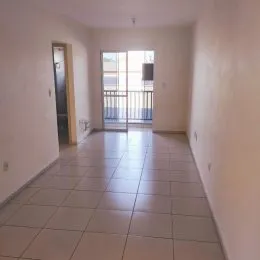 Hall de entrada com piso de cerâmica claro.