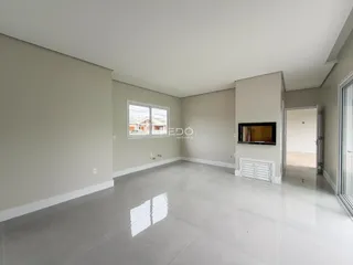 Vista interna de um ambiente com paredes claras e piso de grande formato.