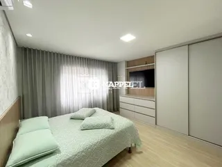 Quarto com cama e armários em um ambiente interno.