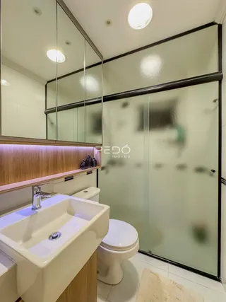 Foto de um banheiro interno com pia e vaso sanitário.