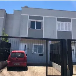 Fachada externa de um imóvel residencial em Lajeado, Brasil, com cerca de segurança na frente.