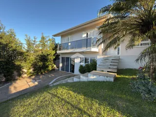 Fachada de uma casa em Lajeado, Brasil com jardim e varanda.