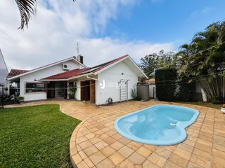 Fachada de casa com piscina e área externa em Lajeado, Brasil.