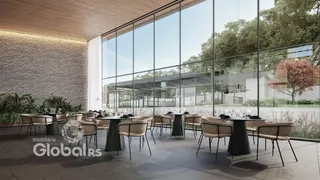 Ambiente interno com vista para o jardim e área externa.