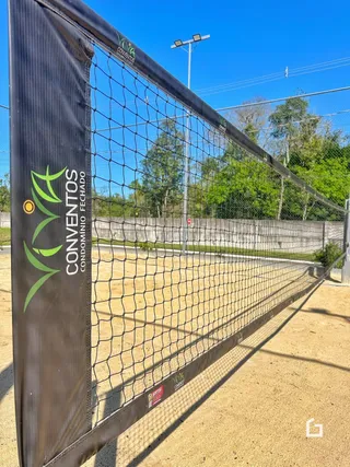 Cerca de tela de arame delimitando uma propriedade externa em Lajeado.
