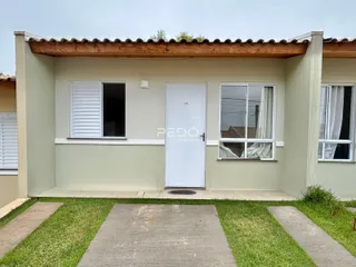 Fachada de uma casa em Lajeado, Brasil, com jardim e calçada.