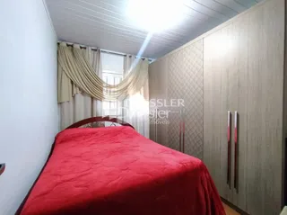 Quarto com cama e armários em um imóvel.
