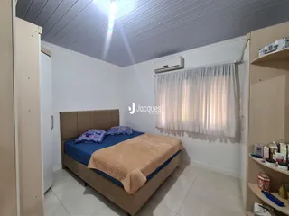 Quarto com cama e armários em um imóvel.