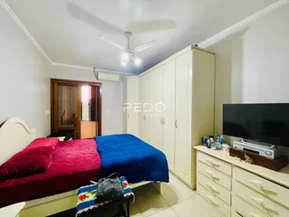 Quarto com cama e armários em um imóvel.