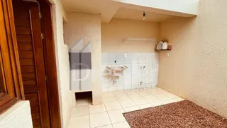 Interior de um espaço com paredes claras e piso de cerâmica.
