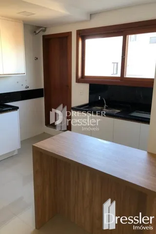 Foto de um ambiente interno com armários de madeira e janela.