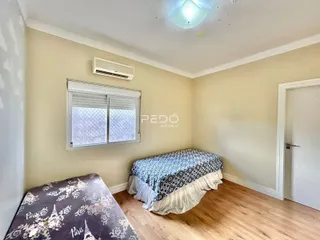 Um quarto com cama e janela em uma residência.
