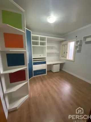 Foto de um corredor com prateleiras brancas e piso de madeira.