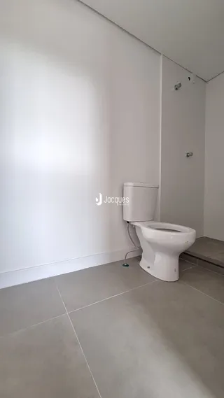 Foto de um banheiro com piso de cerâmica cinza claro.