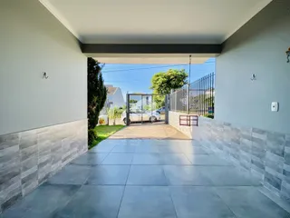 Vista da entrada de uma propriedade em Lajeado, Brasil com portão de ferro.