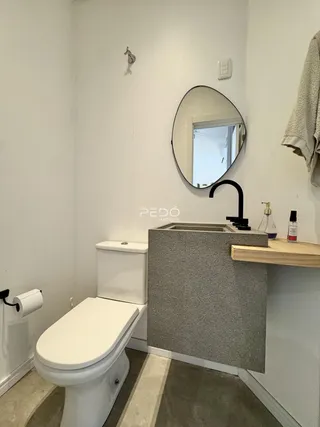 Foto de um banheiro moderno com vaso sanitário e pia.