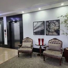 Quarto com cama e decoração neutra em ambiente interno.