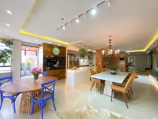 Ambiente de sala de jantar e cozinha em um imóvel no Brasil.