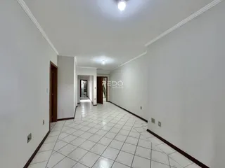 Vista do corredor interno de um imóvel em Lajeado, Brasil.