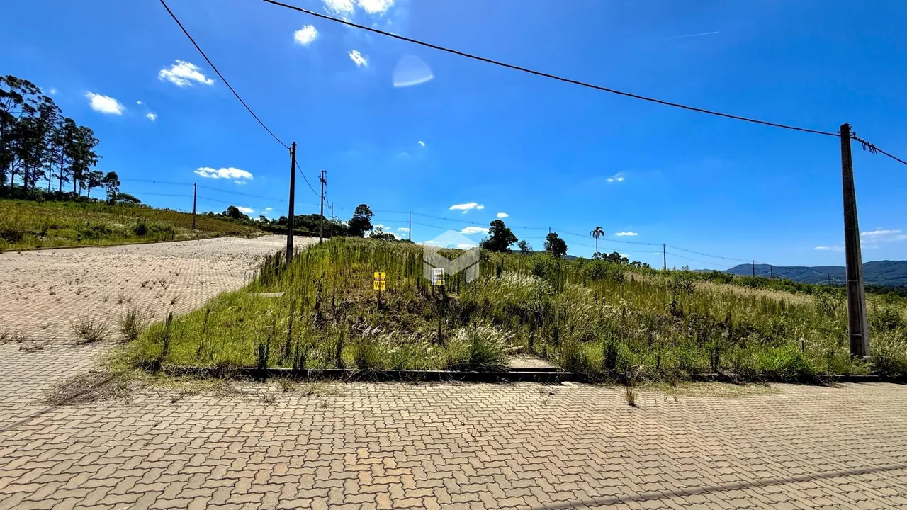 Paisagem exterior da propriedade em Lajeado, Brasil com vegetação e estrada.