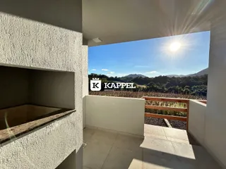Uma vista panorâmica de paisagens verdes e colinas a partir de uma varanda.