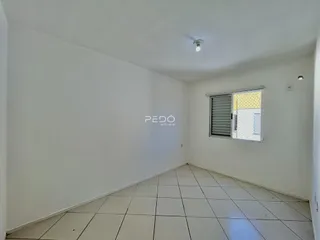 Imagem de um ambiente interno com paredes brancas e piso de cerâmica.