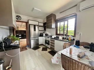 Vista da cozinha e sala de jantar de um imóvel em Lajeado, Brasil.