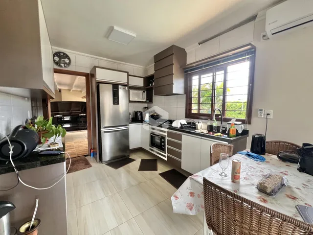 Vista da cozinha e sala de jantar de um imóvel em Lajeado, Brasil.