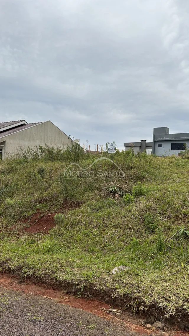 Vista externa de terreno com vegetação densa em Lajeado, Brasil.