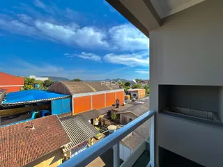 Vista panorâmica de edifícios e paisagem costeira em Lajeado.