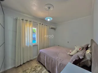 Quarto com cama e janela em um imóvel no Brasil.