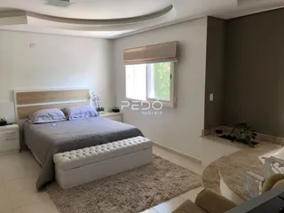Quarto com cama e janela em um imóvel no Brasil.