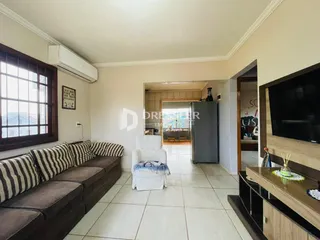 Sala de estar com sofá e janela em um imóvel no Brasil.